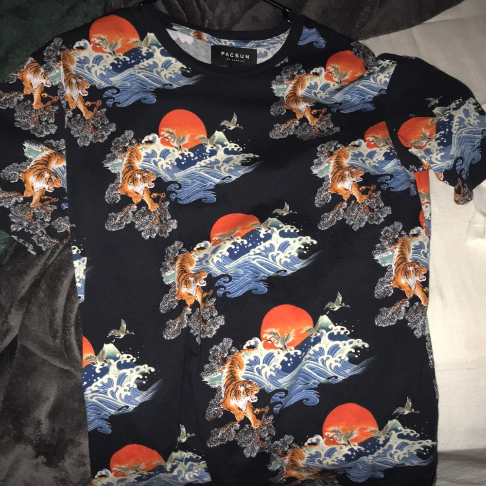 tiger/wave design tshirt